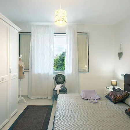 Elegant In Apartman Tavullia
